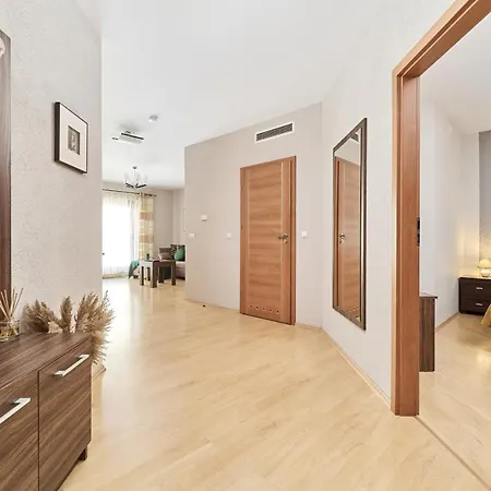 Krawiecka By Renters شقة